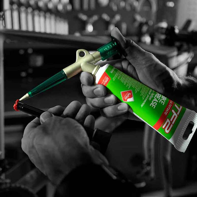 Pištola za polnjenje + TF2 mast 125 ml