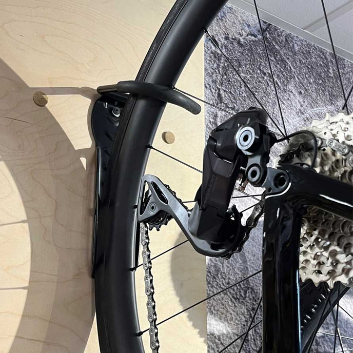 Stenski nosilec kolesa za sprednje kolo