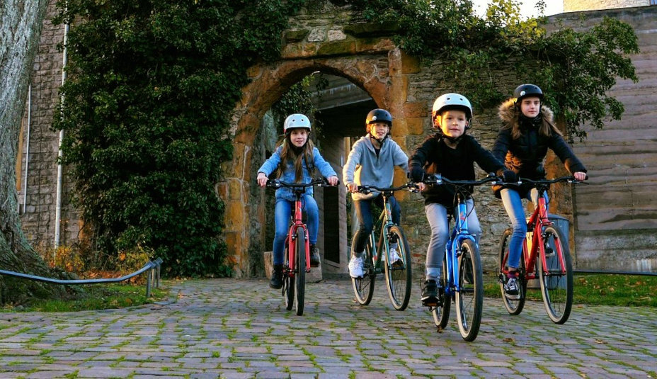 Ultralahka kolesa Academy v ospredje postavljajo podrobnosti in specifično otroško ergonomijo